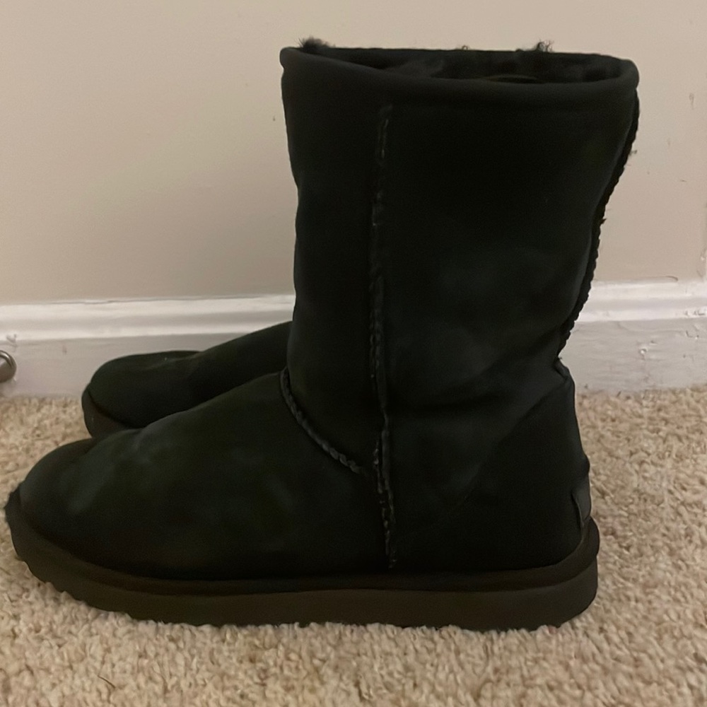 Ugg boots in black, size 8, used, good condition, fuzzy interior